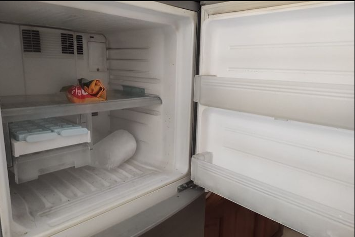 Penyebab Kabel Bawah Freezer Kulkas Lepas dan Tidak Beku