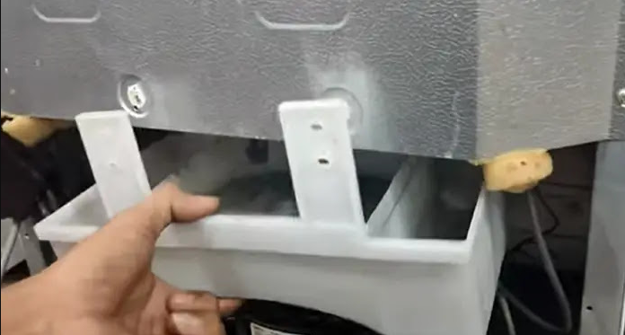 Tempat Pembuangan Air Kulkas Polytron Belleza