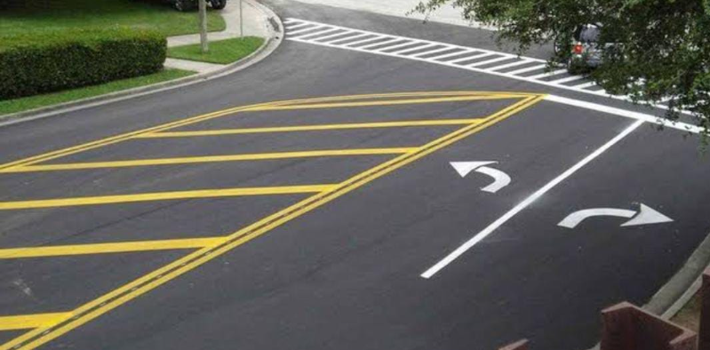 Perbedaan Marka Jalan Kuning dan Putih